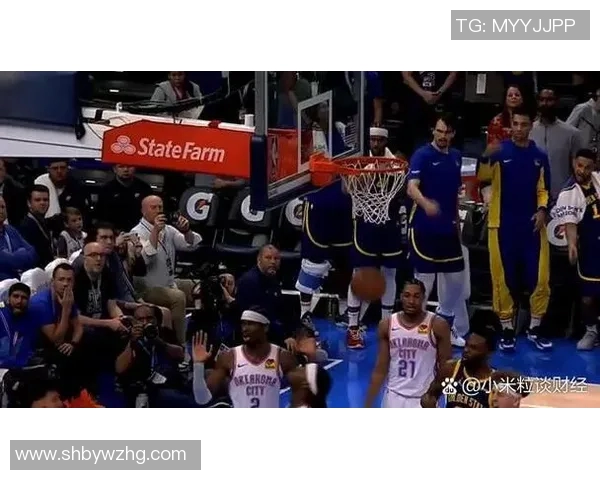 篮球明星冲向篮球框展现惊人弹跳力与精准投篮技巧的精彩瞬间